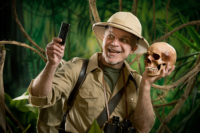Ein Selfie mit einem Totenschädl - mitten im Dschungel. Perfekt für eine Position als Forscher.